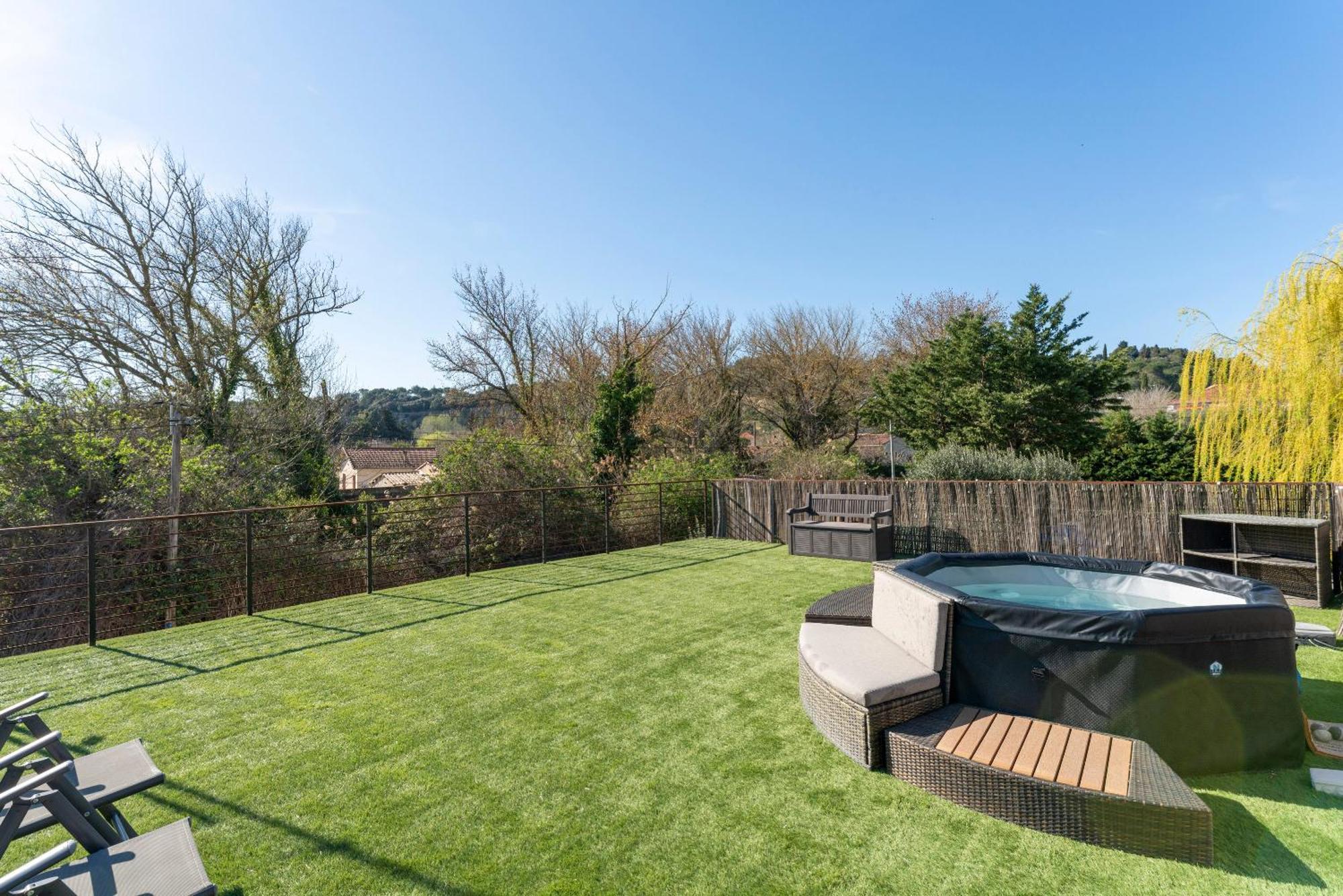 Au Calme Avec Jacuzzi Holiday home Orange (Vaucluse)